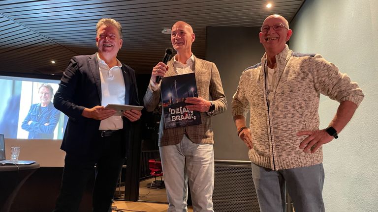 Oud-doelman Otto Versfeld (rechts) gaf het boek aan voorzitter Philippe van Esch (midden) (Foto: Alice van der Plas)