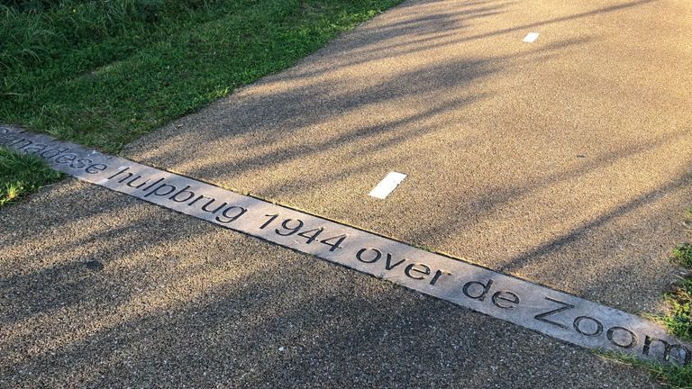 De gemarkeerde plek aan De Zoom waar de Canadezen doorbraken op 29 oktober 1944 (foto: Willem-Jan Joachems)