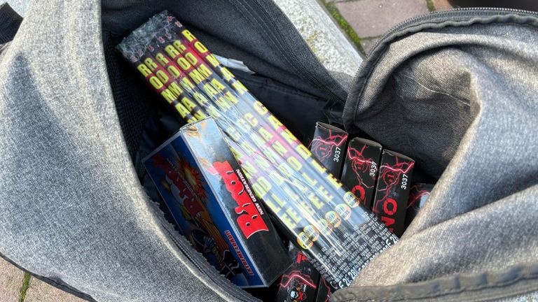 De magere oogst in de tas van de jongens (foto: Erik Peeters).
