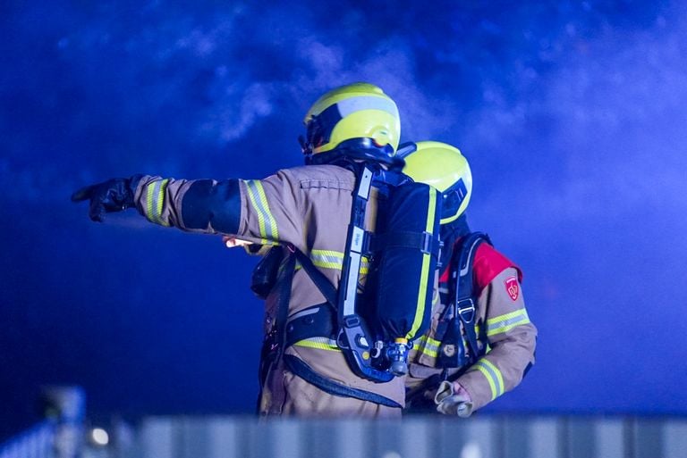 Brandweerlieden bekijken de situatie (foto: Gabor Heeres/SQ Vision).