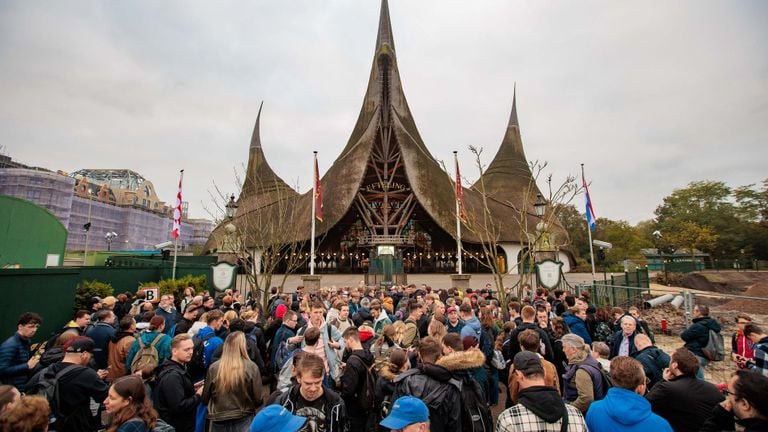 Honderden mensen wachtten 's ochtends voor de poort (foto: Efteling).