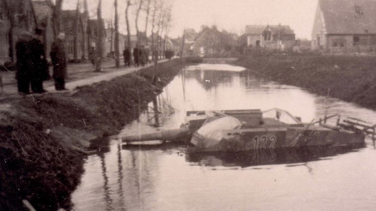 Duits mobiel geschut te water geraakt in Welberg, november 1944 (foto: archief)