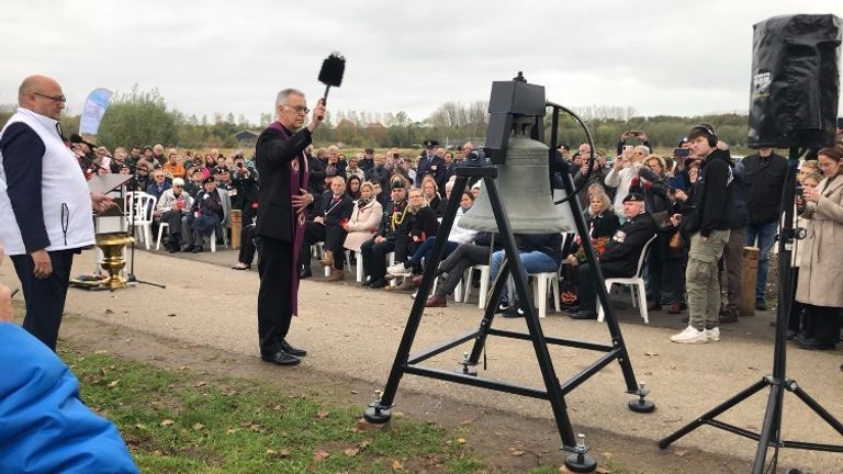 Pastoor De Kort zegent de klok voor de Algonquins  Algonquin-militairen luiden hun klok (foto: Willem-Jan Joachems).
