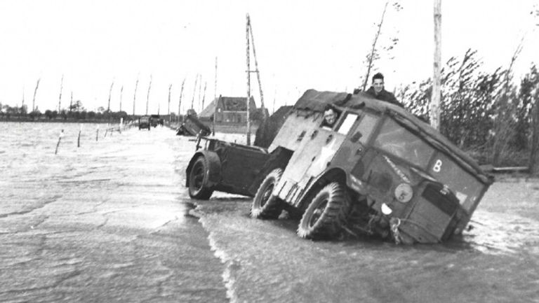 Rijpersweg, Oud Gastel, ook onder water gezette polders waren riskant (foto: archief).