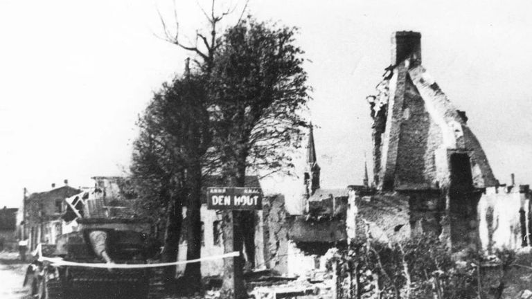 Kapotgeschoten 'Stug' en huizen in Den Hout (foto: Generaal Maczek Museum/ Maczek Memorial).