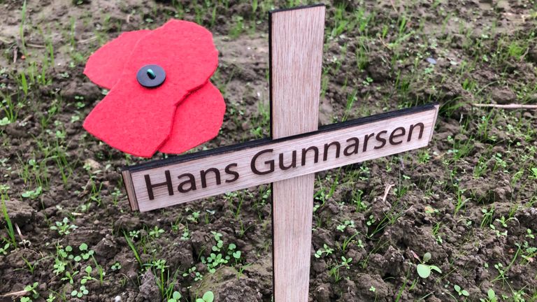 Gedenkteken voor Hans Gunnarsen in klaproosveld Welberg, november 2024 (foto: Willem-Jan Joachems).