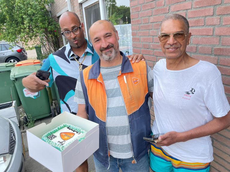 Op vaderdag kreeg Metin een taart van buurtbewoners (foto: Metin Savkin).