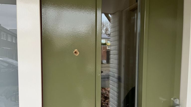 In de voordeur zit een kogelgat (foto: Eva de Schipper).