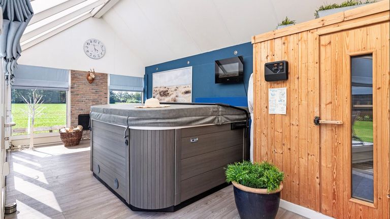 Jacuzzi en sauna in een deel van de tuinkamer (foto: Digimakelaars.nl).