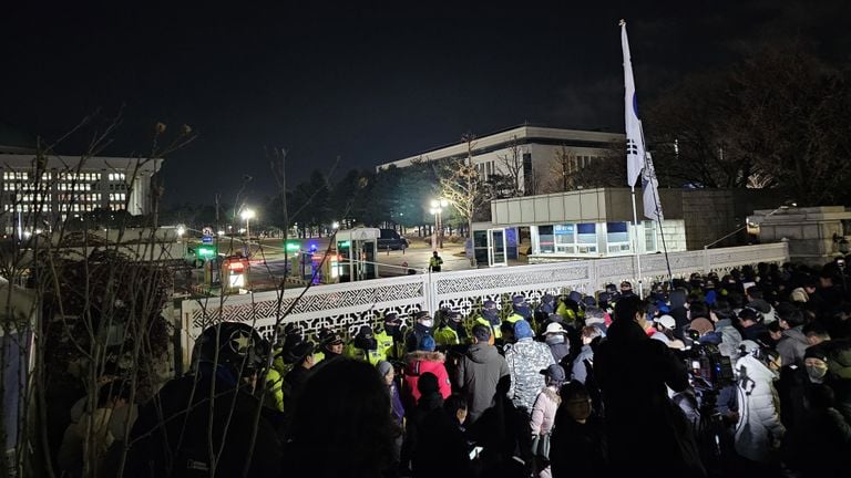 Betogers bij het parlementsgebouw in Seoul (Foto: Bastiaan Flikweert, alle rechten voorbehouden)