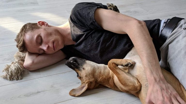 Kevin met zijn hond (foto: Bart Hermsen)