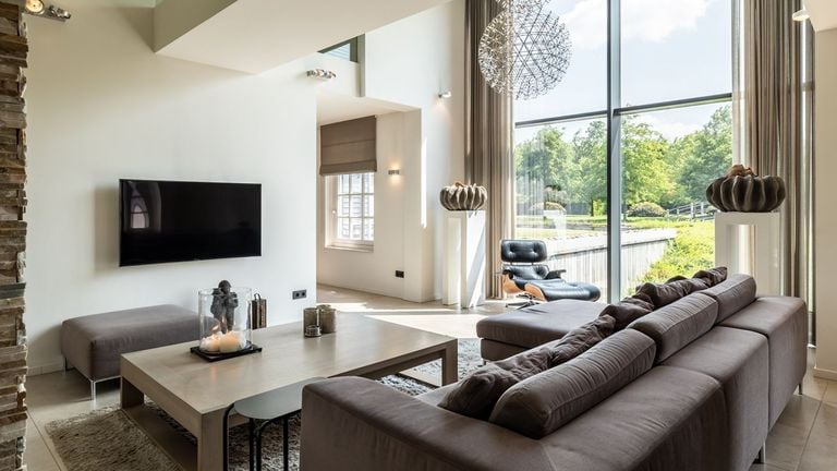 Door de grote glazen pui komt er veel daglicht in huis (foto: Van Baarle Makelaardij).