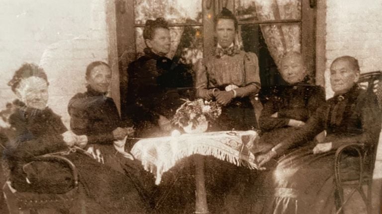 De familie Van Gogh en Begemann in de villa van Jacqueline 