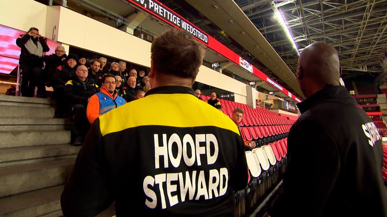 Steward briefing op de zuidtribune