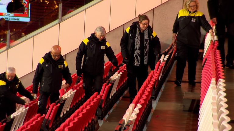 Stewards controleren de stoelen