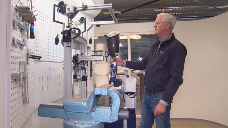 Peter Scheffers in een prothese werkplaats (foto: Jan Peels)