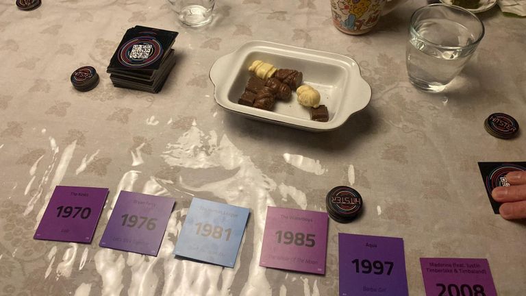 Het was zo gezellig dat de bezoekers nog even bleven hangen voor een spelletje 'Hitster'. 