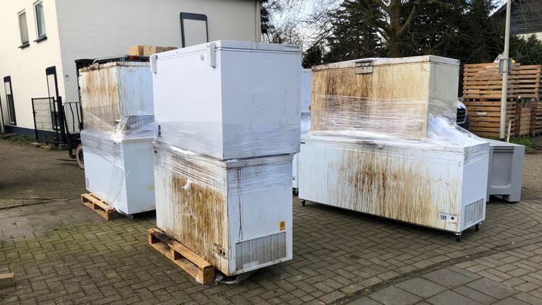 Acht vrieskisten uit drugslab Bosschenhoofd voor bereiding mdma (xtc) (Foto: Willem-Jan Joachems)