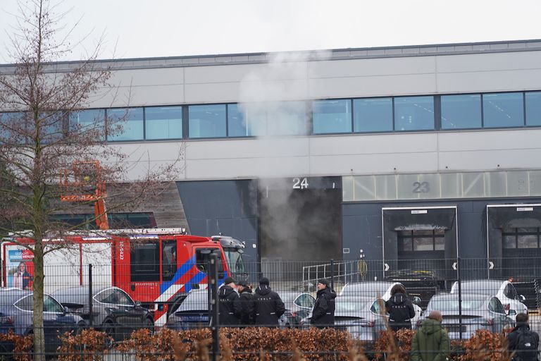 Er komt witte rook uit de loods bij Tesla (Foto: Jeroen Stuve / SQ Vision).