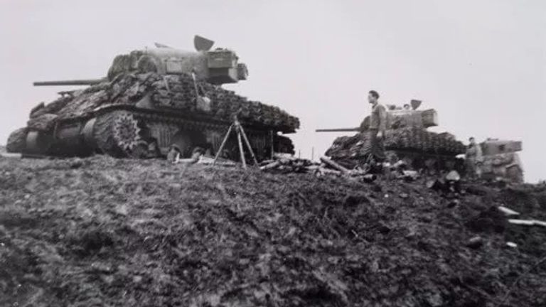 Geallieerde tanks, januari 1945 aan het front bij Kapelsche Veer (foto: Maczek Memorial Breda)