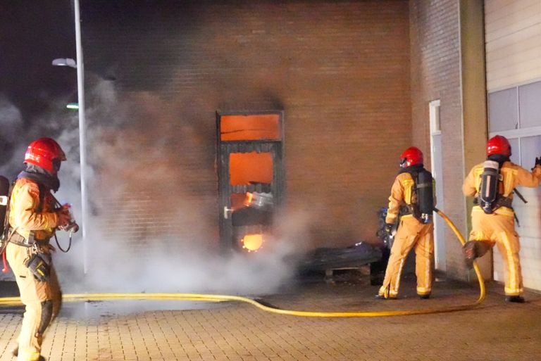 Het vuur zou van buiten naar binnen zijn geslagen (foto: Harrie Grijseels/SQ Vision).