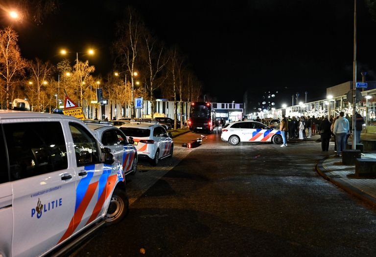 De politie kwam met meerdere auto's naar het complex toe (Foto: Toby de Kort/SQ Vision). 