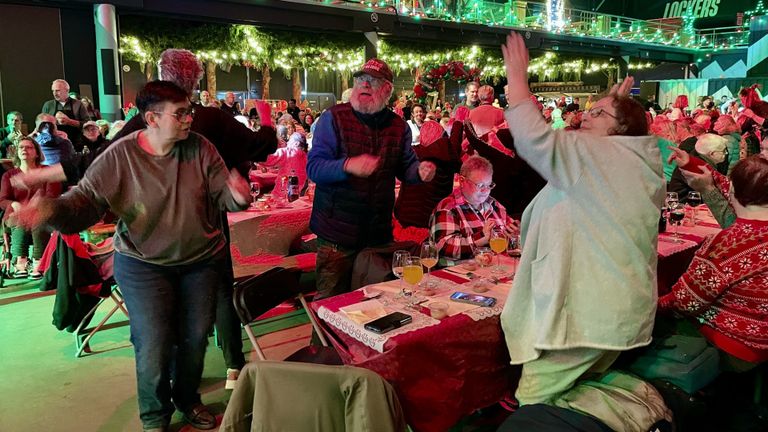 Dansen aan de tafels! (foto: Omroep Brabant). 