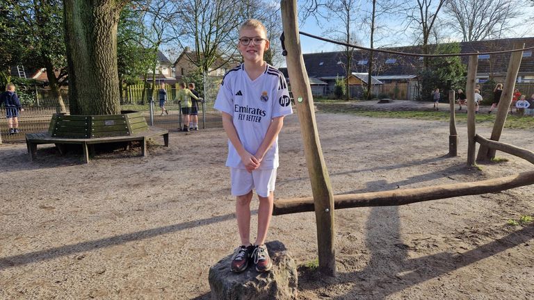 Dex in korte broek op het schoolplein (foto: Tom Berkers).