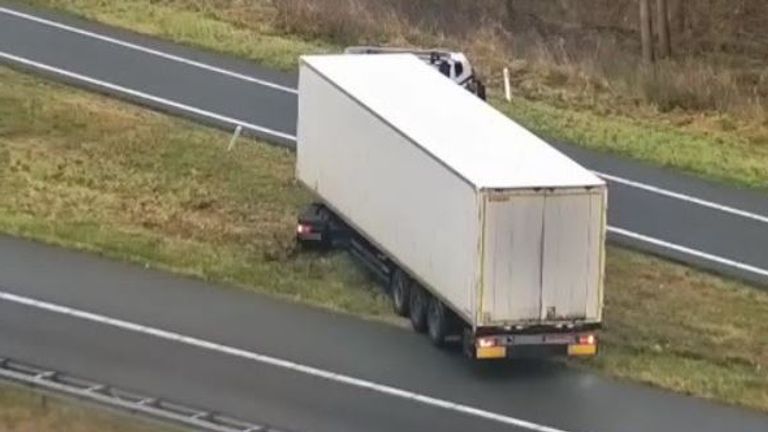 Vrachtwagen zit vast in berm (foto: Rijkswaterstaat).