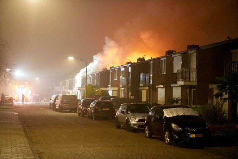 De vlammen sloegen via de achterkant van het huis naar buiten (foto: SQ Vision).