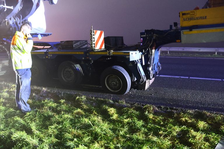 Een klapband vormde de oorzaak van de brand (foto: SK Media).