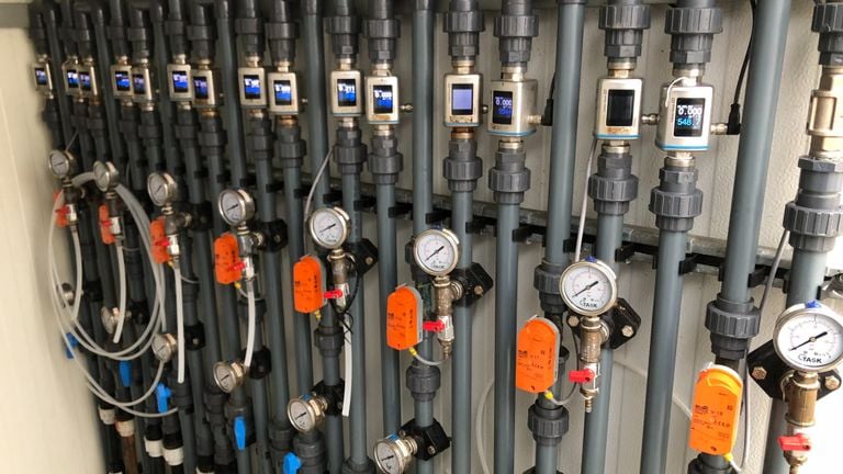Buizen en meters in de saneringsinstallatie (foto: Willem-Jan Joachems) 