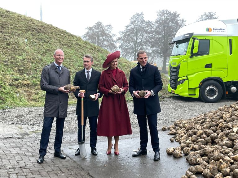 Koningin Máxima bij de suikerbieten (foto: Raymond Merkx).