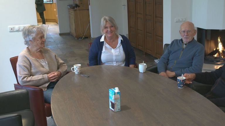 Monique Verboven aan de koffie met haar schoonouders (foto: Jan Peels)