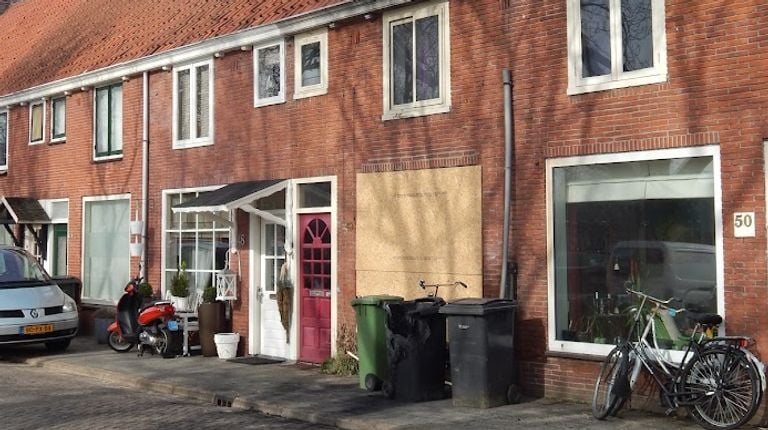 Het getroffen huis van de buren in 2015 (foto: buurtbewoner).