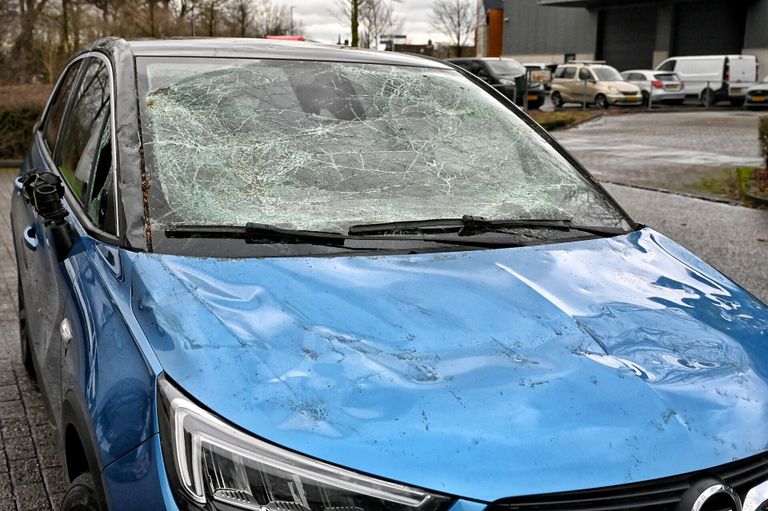 De schade aan de auto in Moergestel (Foto: Toby de Kort / SQ Vision). 