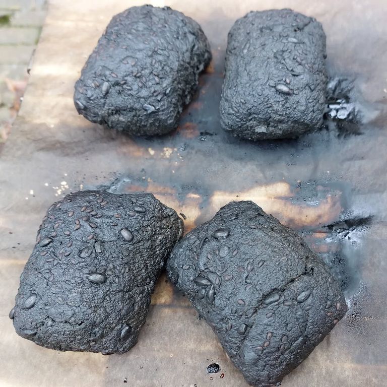 Deze broodjes hebben iets te lang in de oven gezeten (foto: Politie Oirschot).
