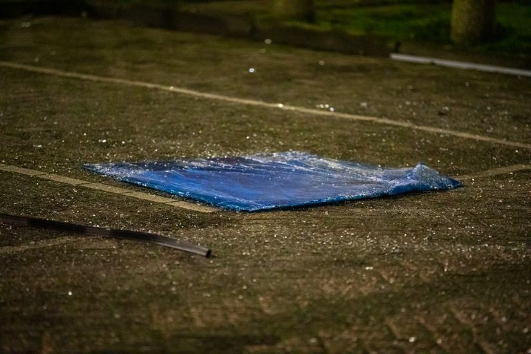 Het glaswerk viel van de eerste verdieping naar beneden (foto: SQ Vision/Christian Traets).