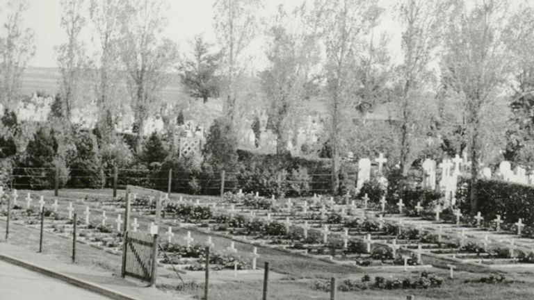 Tientallen Canadese graven op het tijdelijk ereveld in Orthen. Later gingen de doden naar Groesbeek en Bergen op Zoom (foto: archief/Salha)