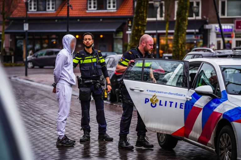 De andere verdachte die in de boeien is geslagen (foto: SQ Vision). 