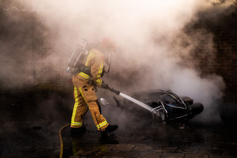 De brandweer blust de brandende scooter (foto: SQ Vision/Dave Hendriks)