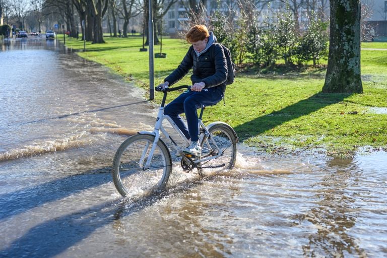 Deze fietser heeft moeite om door het water te komen (foto: SQ Vison/Tom van der Put).