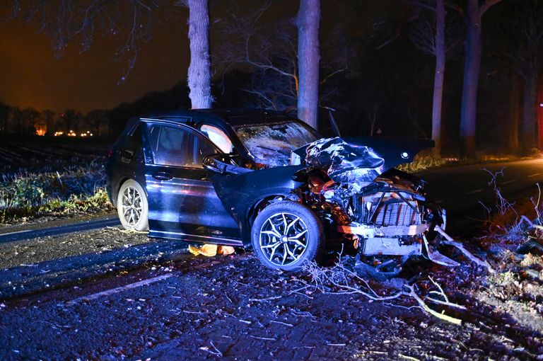 Er lagen overal brokstukken op de weg (foto: SQ Vision/Perry Roovers).