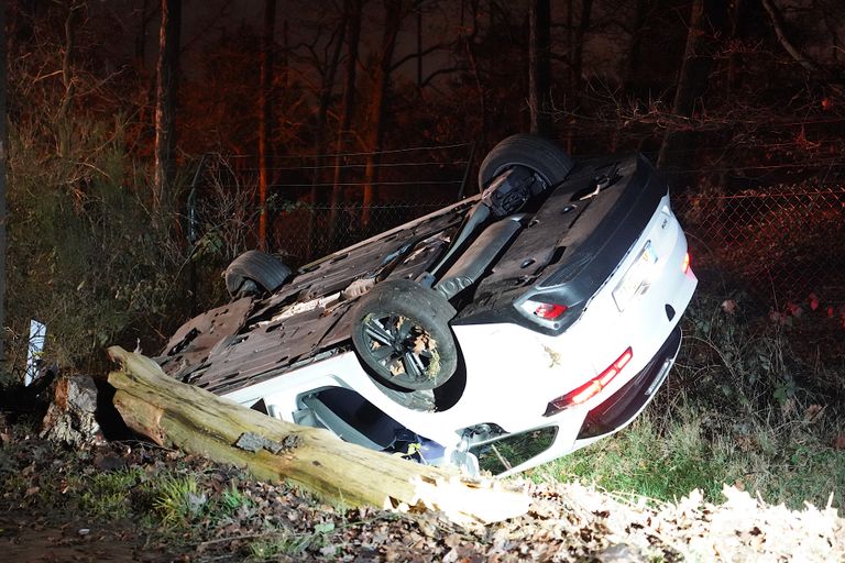 De auto belandde in de sloot (foto: SQ Vision/Jeroen Stuve).