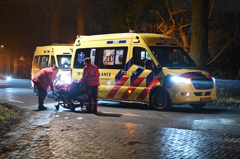 De mannen zijn per ambulance afgevoerd (foto: SQ Vision/Perry Roovers).