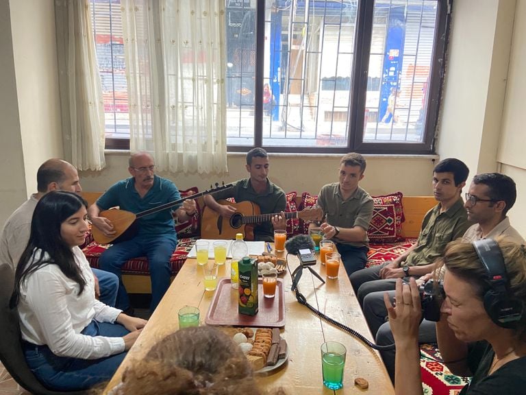 Podcastmaker Emmie Kollau (rechts) in het hoofdkwartier van Grup Yorum (Foto: HUMAN).