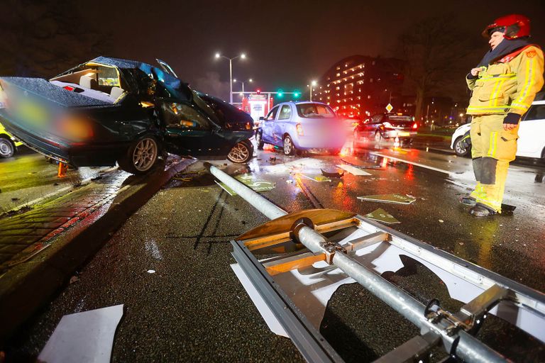 De auto botste tegen een lantaarnpaal (foto: Arno van der Linden/SQ Vision).