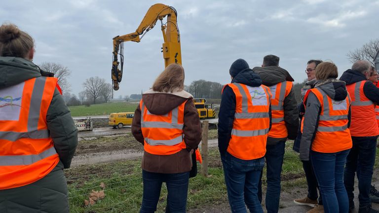 Bewoners en uitvoerders bij de start van de werkzaamheden (foto: René van Hoof).