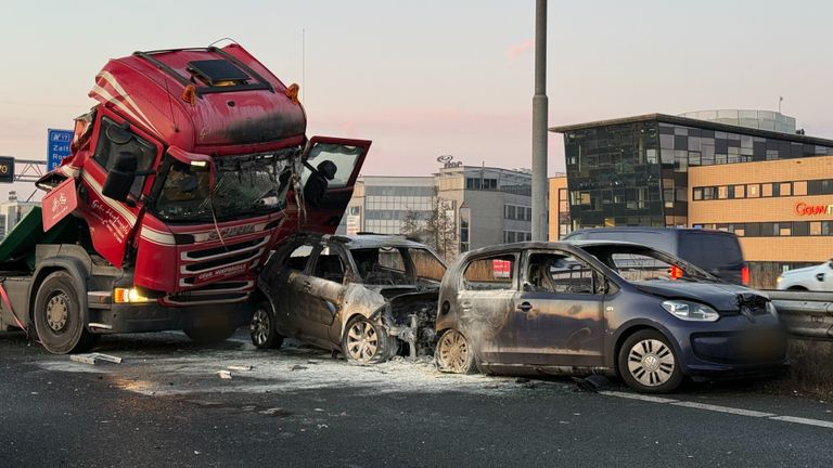 Twee auto's vlogen in brand (foto: Bart Meesters/SQ Vision).