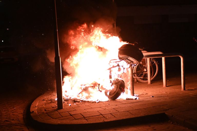 Weer een scooter in brand in Breda (foto: Perry Roovers / SQ Vision).